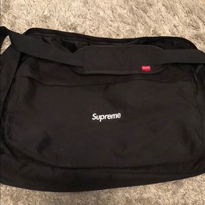 Supreme duffel bag black